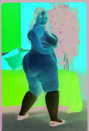 Plumpers And BW are excited to present you with a picture gallery showcasing Veronica in scene with inserting a toy in cunt